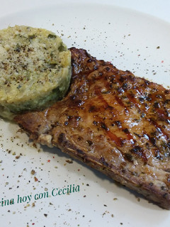 Una foto de Revuelto de calabacín con chuletas de cerdo a la plancha