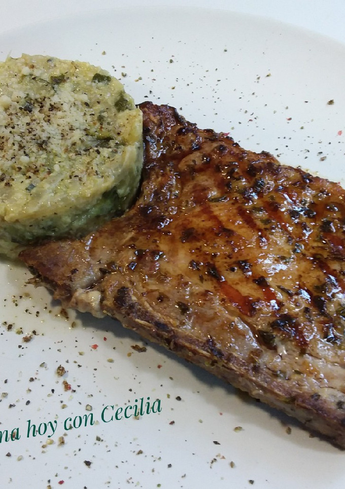 Una foto de Revuelto de calabacín con chuletas de cerdo a la plancha
