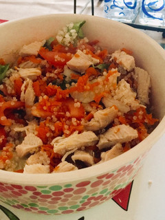 Una foto de Ensalada de quinoa y pollo 🧟‍♀️
