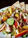 Insalata insolita con pesche noci, maracuja, mango, cetrioli e roast beef