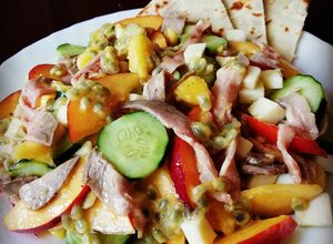 Foto di Insalata insolita con pesche noci, maracuja, mango, cetrioli e roast beef