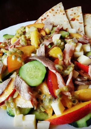 Foto di Insalata insolita con pesche noci, maracuja, mango, cetrioli e roast beef
