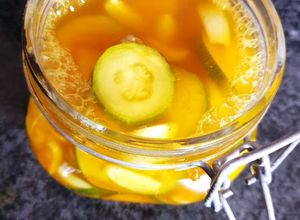 Une photo de Pickles de courgette aigre-doux au curry