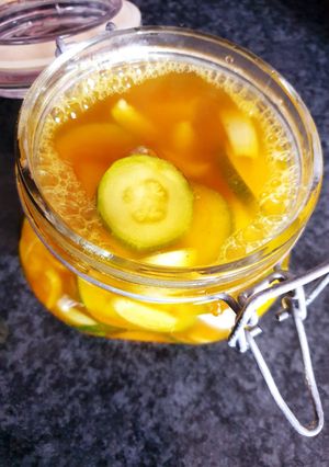Une photo de Pickles de courgette aigre-doux au curry