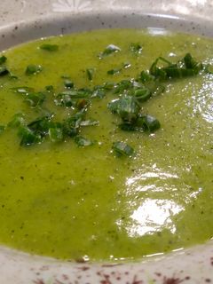 Una foto de Crema de calabacín, patata e hinojo