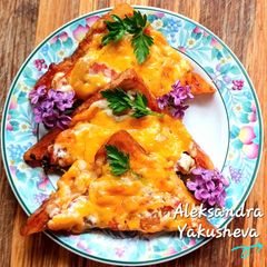 A picture of Hot croutons with minced meat.