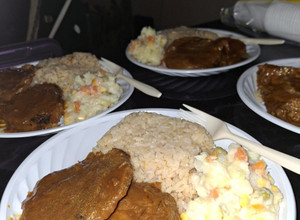 Una foto de Lomo en salsa, arroz de cebolla, ensalada fría