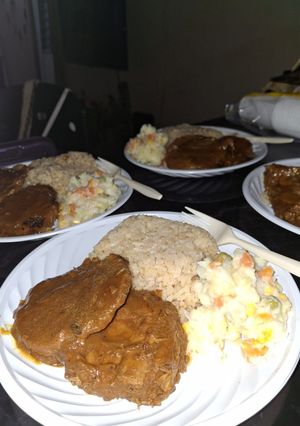 Una foto de Lomo en salsa, arroz de cebolla, ensalada fría