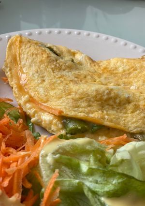 Una foto de 🥚 Omelette de espárragos y queso de cabra 🥚