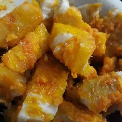 A picture of Boiled yam with red oil.