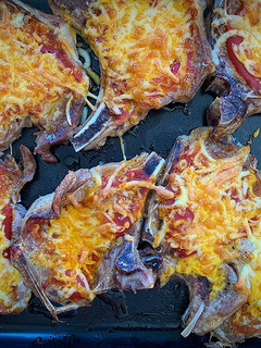 Una foto de Chuletas, tomate y queso gratinado