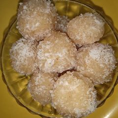 A picture of Coconut ladoo.