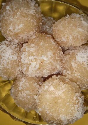 A picture of Coconut ladoo.