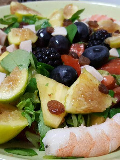 Una foto de Ensalada veraniega con higos, gambas, aguacate, piña