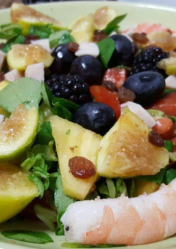 Una foto de Ensalada veraniega con higos, gambas, aguacate, piña