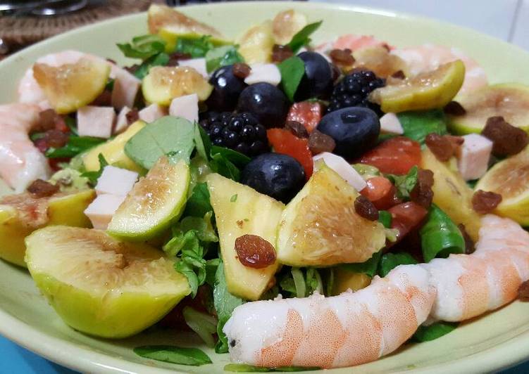 Ensalada veraniega con higos, gambas, aguacate, piña