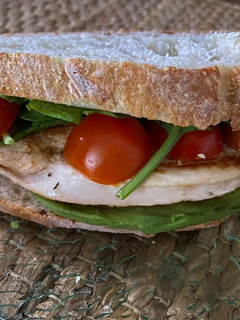 Una foto de Sándwich de pavo a la plancha
