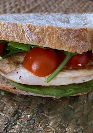 Una foto de Sándwich de pavo a la plancha
