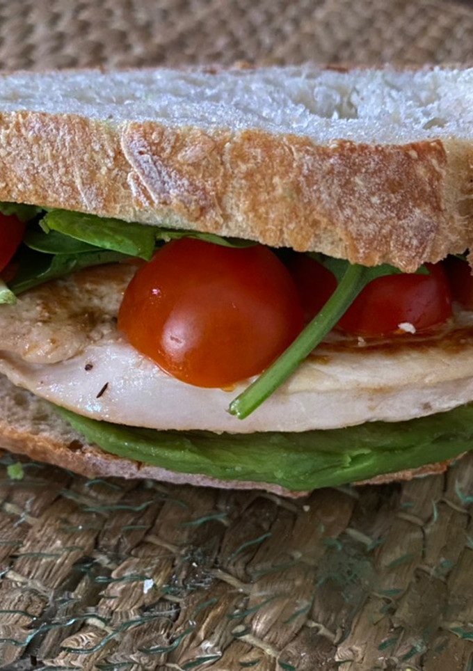Una foto de Sándwich de pavo a la plancha