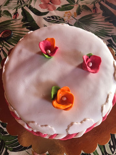 Una foto de Torta de cumpleaños con bizcochuelo casero 😋