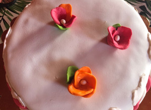 Una foto de Torta de cumpleaños con bizcochuelo casero 😋