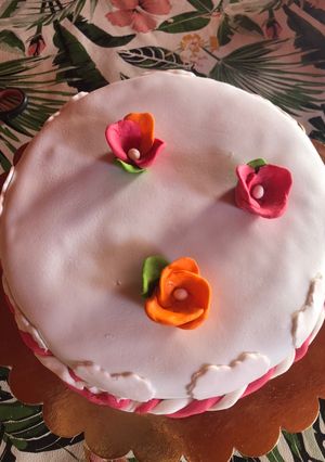 Una foto de Torta de cumpleaños con bizcochuelo casero 😋