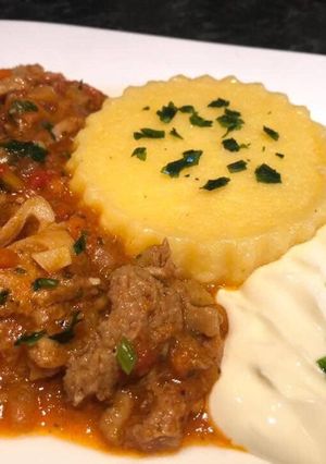 O poză a rețetei Tocăniță de burtă (vită) cu mămăligă și smântână😋😋.