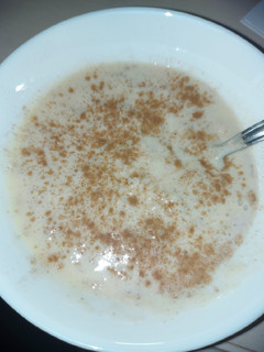 Una foto de Yogurt con copos de avena y nueces