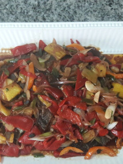 Una foto de Lenguado frito con verduras salteadas (Estilo Oriental)