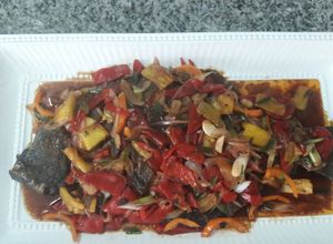 Una foto de Lenguado frito con verduras salteadas (Estilo Oriental)