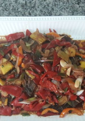 Una foto de Lenguado frito con verduras salteadas (Estilo Oriental)