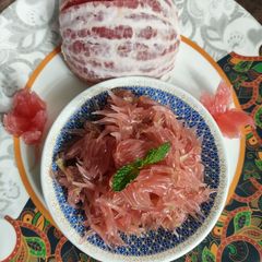 A picture of Pink Pomelo with Green Chili Chutney.