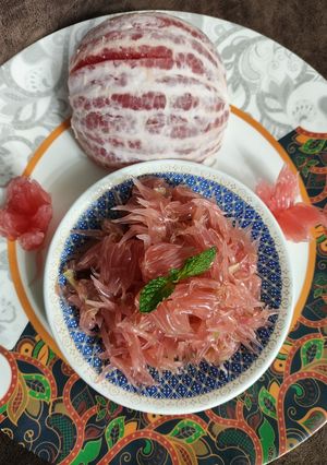 A picture of Pink Pomelo with Green Chili Chutney.