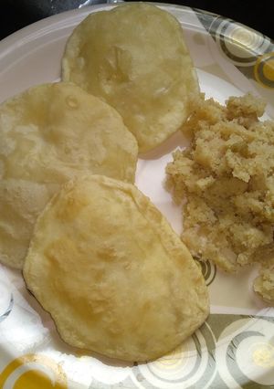 A picture of Halwa puri.