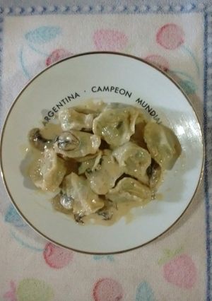 Una foto de Capeletis caseros de espinaca y pollo a la crema de champignon