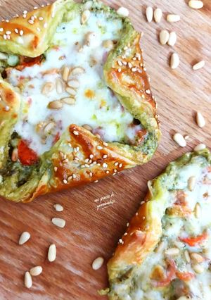 Une photo de Feuilletés pesto tomate mozzarella