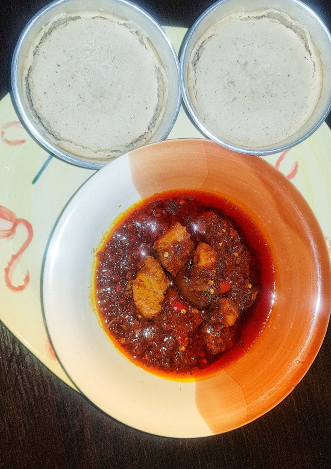 A picture of Ekuru (white moin moin) and ata dindin.