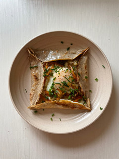 Una foto de Galette bretonne de vegetales y huevo