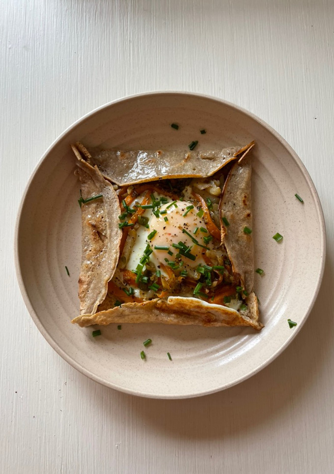 Una foto de Galette bretonne de vegetales y huevo