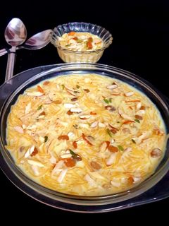 केसरिया क्षीर खुरमा (Kesariya sheer khurma recipe in Hindi) रेसिपी मुख्य फोटो