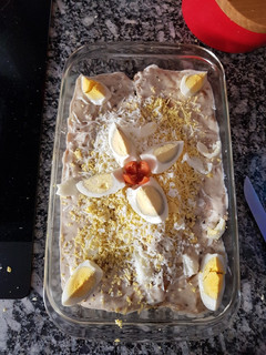 Una foto de Lomo de cerdo a la salsa de champiñones y huevo duro