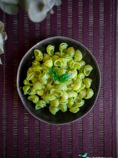 Una foto de Pasta sin gluten al pesto suave con almendras y sin queso