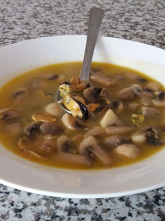 Una foto de Sopa de champiñones y choritos