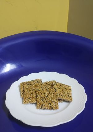 તલ ની ચિક્કી (Tal Chikki Recipe In Gujarati) રેસીપી મુખ્ય ફોટો