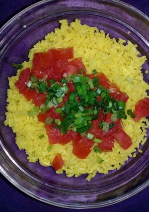 Una foto de Ensalada de arroz amarillo🍽😊