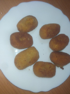 Una foto de Croquetas de salmón ahumado, olivas y surimi