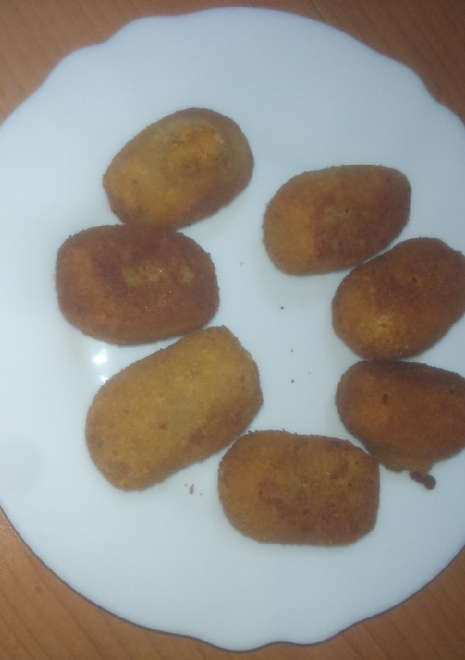 Una foto de Croquetas de salmón ahumado, olivas y surimi