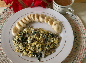 Una foto de Huevos con champiñones y espinacas 😍