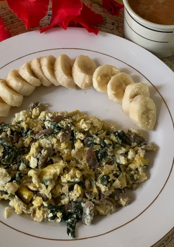 Una foto de Huevos con champiñones y espinacas 😍