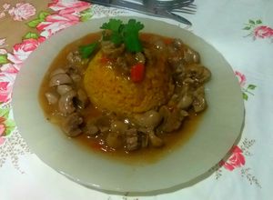 Una foto de Formidables Riñoncitos Con Timbal de Arroz al Curry